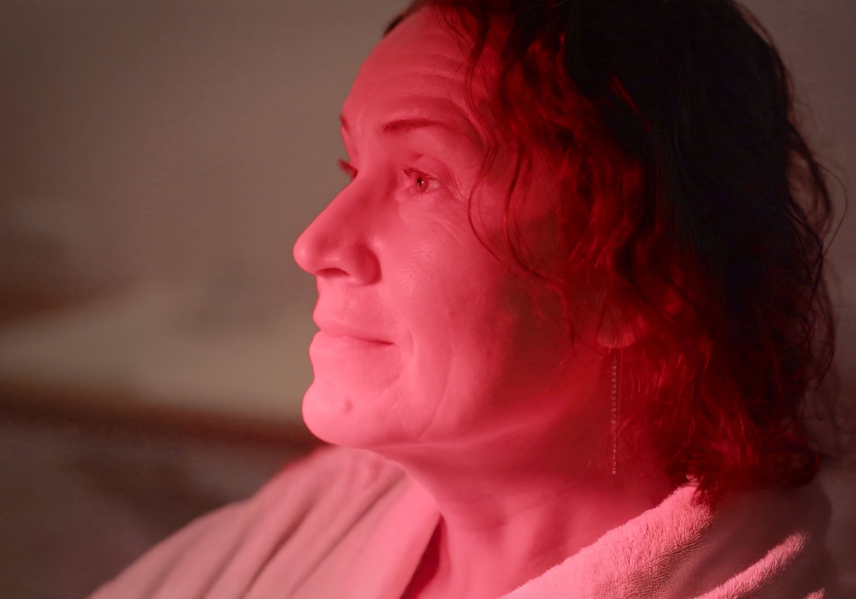 Does a red light lamp help with coughing?